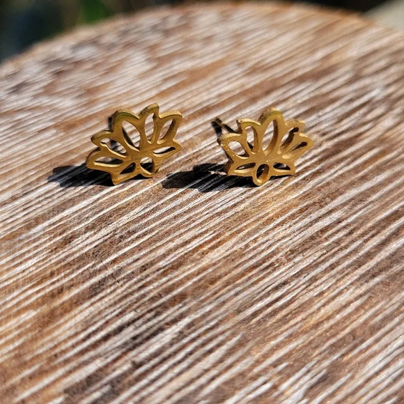 💥LAST PAIR💥Golden Lotus Hollow Cut Zen Stud Earrings - Picture 4 of 7